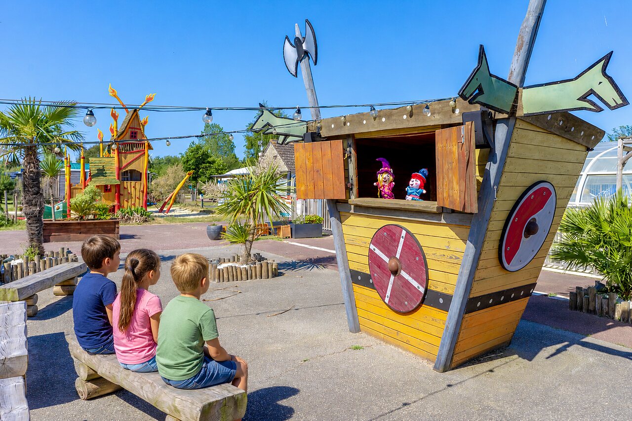 Puppentheater f�r Kinder auf dem Campingplatz CAPFUN Golf in SAINT JEAN DE LA RIVIERE (50).