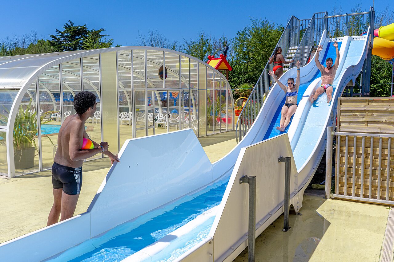 Wasserrutschen und Hallenbad auf dem Campingplatz CAPFUN Golf in SAINT JEAN DE LA RIVIERE.
