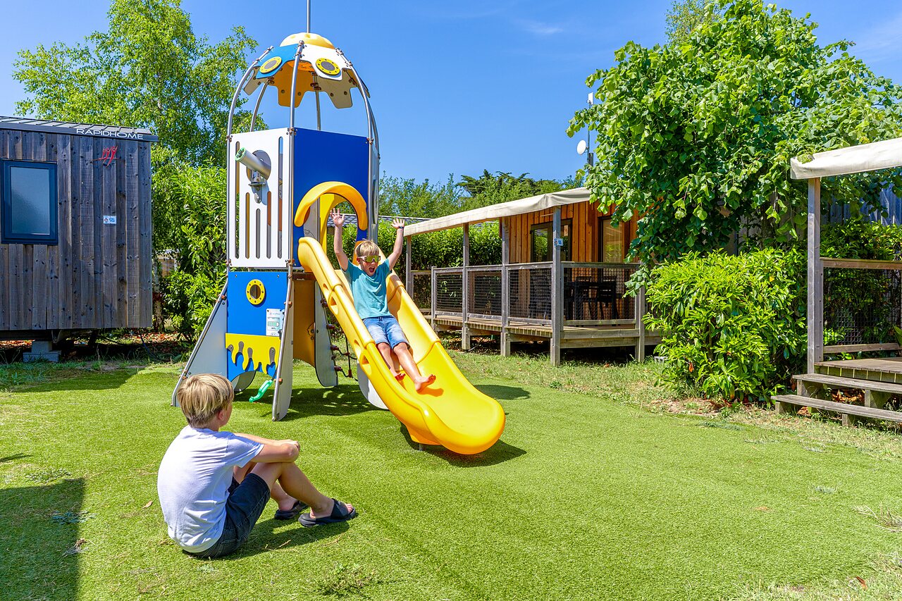 Spielplatz mit Rutsche auf dem Campingplatz CAPFUN Golf in SAINT JEAN DE LA RIVIERE (50).