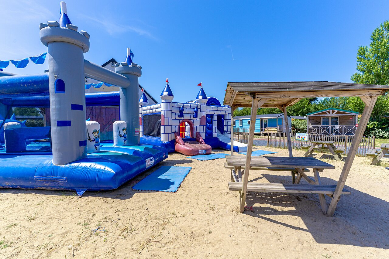 H�pfburgen und Spielger�te f�r Kinder auf dem Campingplatz CAPFUN Golf in SAINT JEAN DE LA RIVIERE (50).