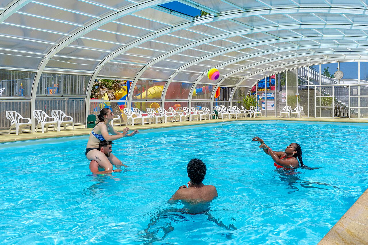 �berdachtes Schwimmbad, Familien spielen Ball, CAPFUN Golf in SAINT JEAN DE LA RIVIERE (50).