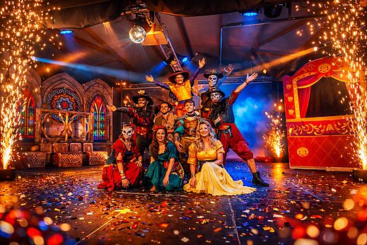 Show mit kost�mierten K�nstlern und pyrotechnischen Effekten auf dem Campingplatz CAPFUN Golf in SAINT JEAN DE LA RIVIERE (50).