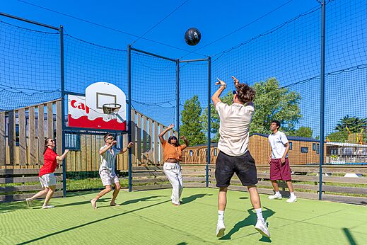 Basketbal op multisportterrein, camping CAPFUN Golf in SAINT JEAN DE LA RIVIERE.