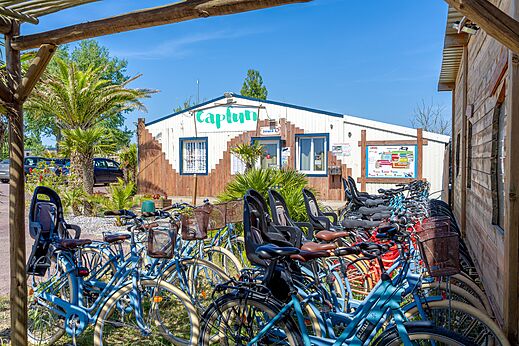 Huurfietsen met kinderzitjes op camping CAPFUN Golf in SAINT JEAN DE LA RIVIERE (50).