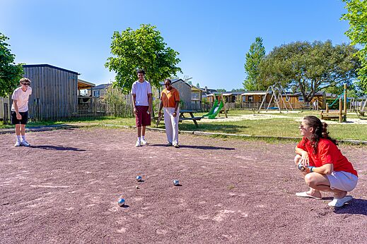 Familie speelt jeu de boules op het terrein op camping CAPFUN Golf in SAINT JEAN DE LA RIVIERE (50).