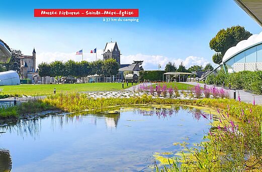 Airborne Museum und Kirche von Sainte-Mère-Église, touristischer Ort in der Normandie.