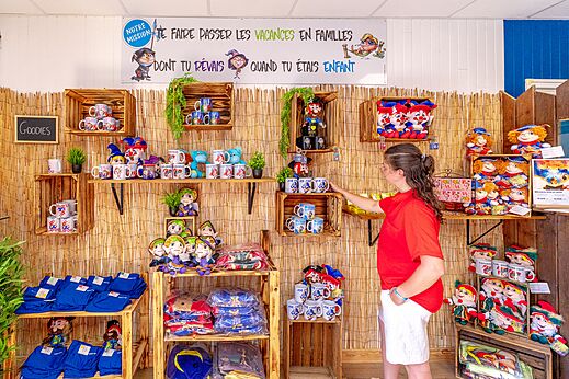 Souvenirwinkel met mokken, knuffels en textiel op camping CAPFUN Golf in SAINT JEAN DE LA RIVIERE.