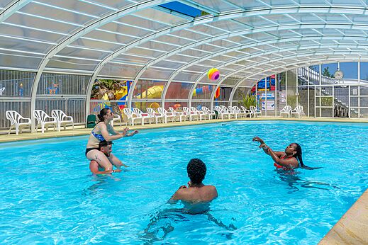 Überdachtes Schwimmbad, Familien spielen Ball, CAPFUN Golf in SAINT JEAN DE LA RIVIERE (50).
