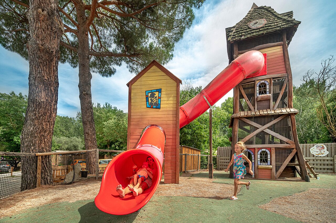 Riesenrutsche, Spielplatz, Kinder auf dem Campingplatz CLICOCHIC Gorges du Gardon in VERS PONT DU GARD (30).