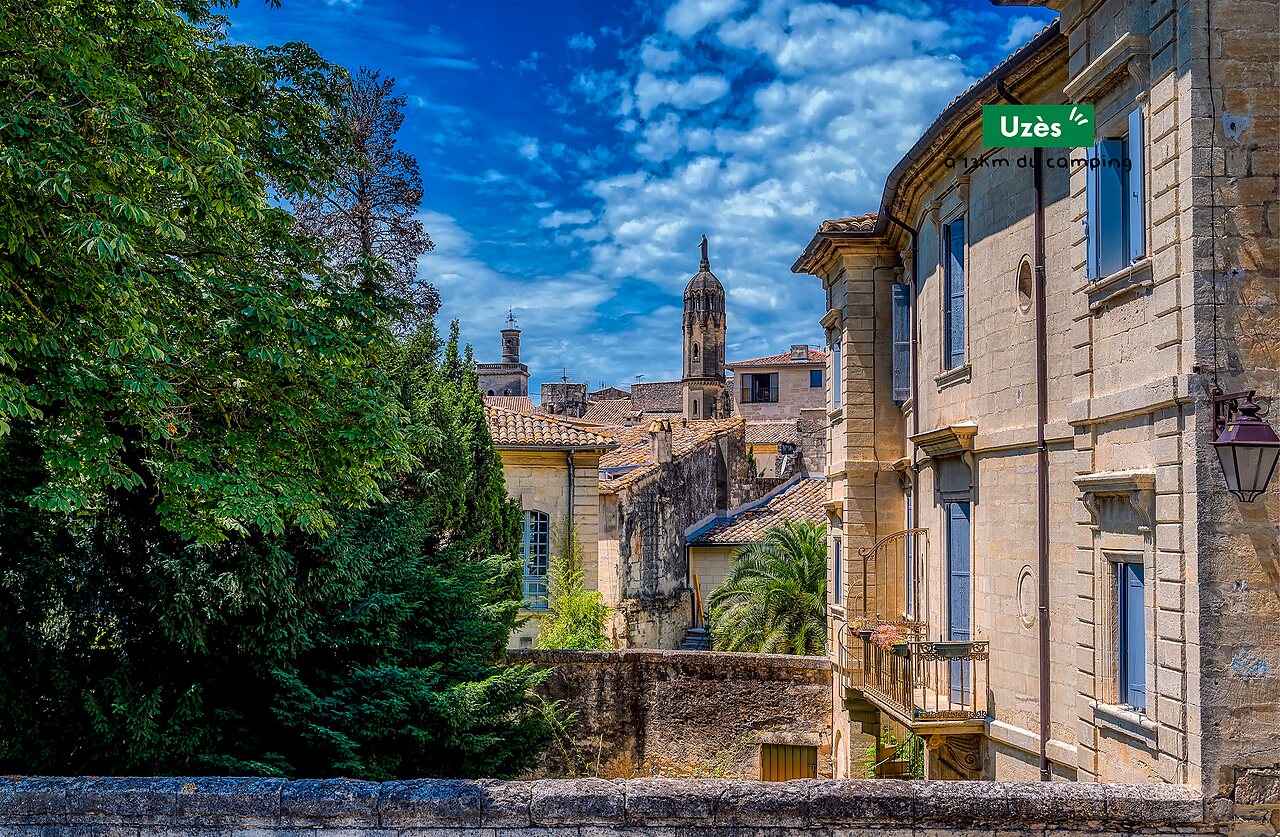 Historische Stadt Uz�s mit D�chern und Turm, in der N�he des Gard zu besuchen.