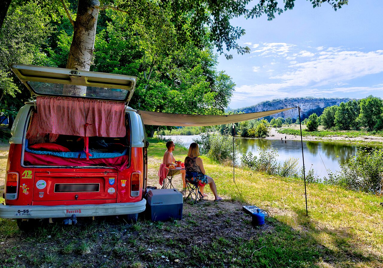 Vintage Campervan, Paar, Fluss, auf dem Campingplatz CLICOCHIC Gorges du Gardon in VERS PONT DU GARD (30).