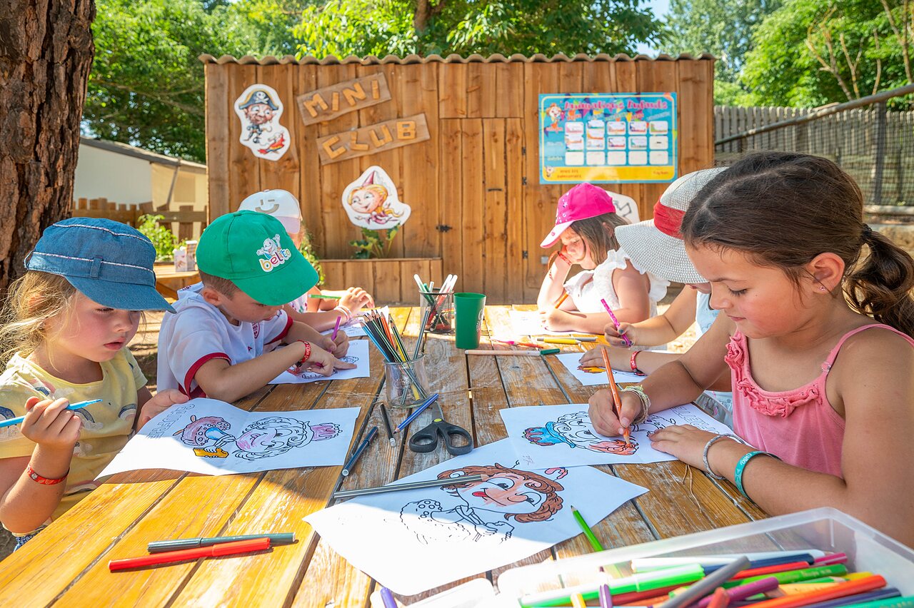 Mini Club Kinder, Campingplatz CLICOCHIC Gorges du Gardon in VERS PONT DU GARD (30).