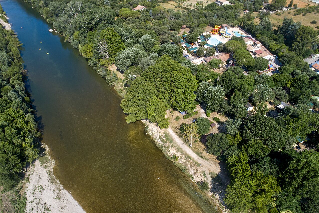 Schwimmbad und Fluss auf dem Campingplatz CLICOCHIC Gorges du Gardon in VERS PONT DU GARD (30).