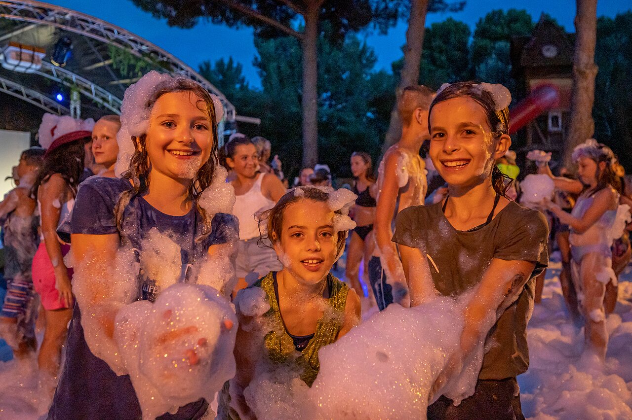 Fr�hliche Kinder bei der Schaumparty auf Camping CLICOCHIC Gorges du Gardon (30).