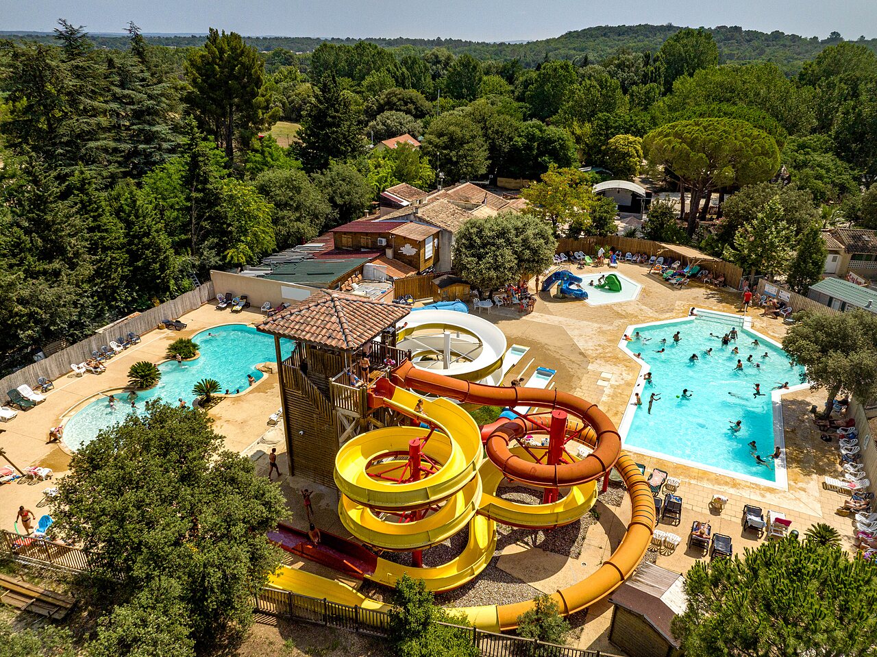 Wasserrutschen und Pools auf Campingplatz CLICOCHIC Gorges du Gardon, VERS PONT DU GARD (30).