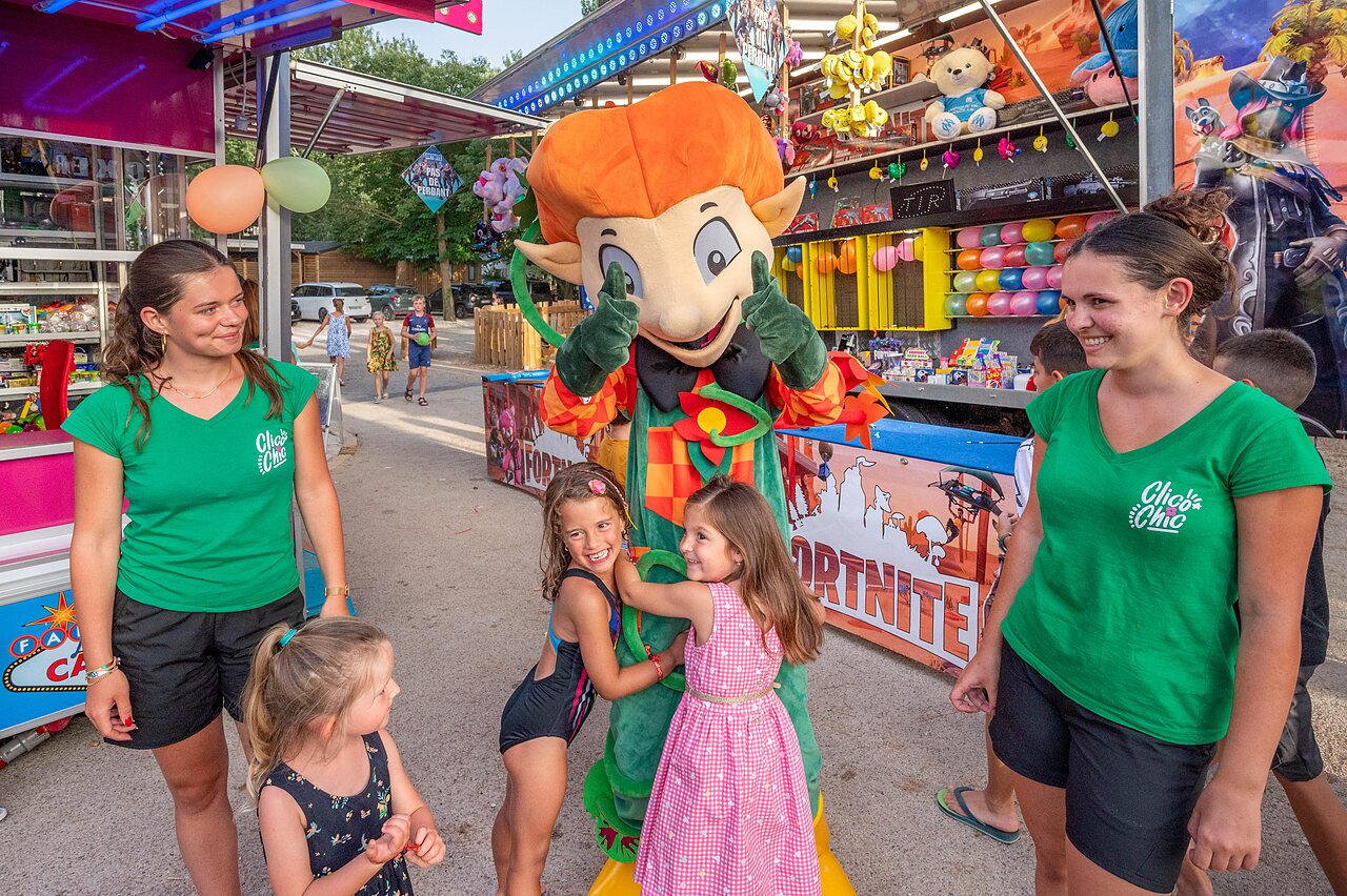 Maskottchen, Kinderspiele auf dem Campingplatz CLICOCHIC Gorges du Gardon in VERS PONT DU GARD (30).