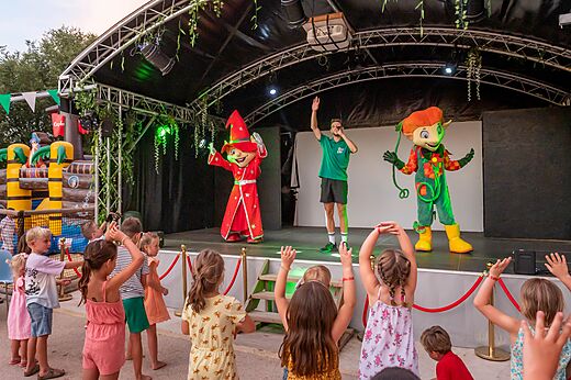 Kinderanimatie met mascottes bij CLICOCHIC Gorges du Gardon VERS PONT DU GARD.