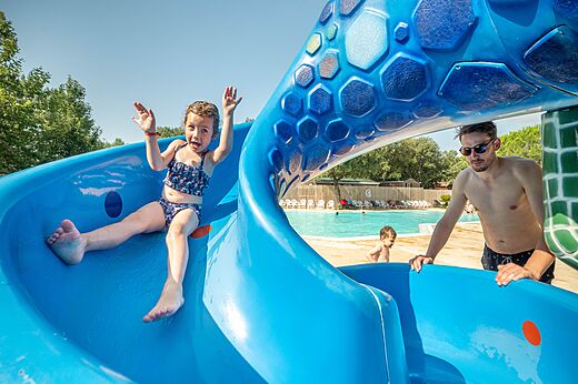 Waterglijbaan zwembad op camping CLICOCHIC Gorges du Gardon in VERS PONT DU GARD (30).