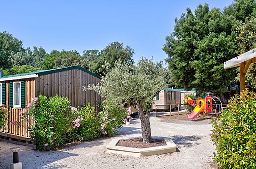 Houten stacaravans en speeltuin op camping CLICOCHIC Gorges du Gardon in VERS PONT DU GARD (30).