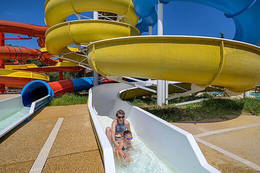 Moeder en kind op waterglijbaan op camping CLICOCHIC Gorges du Gardon (30).