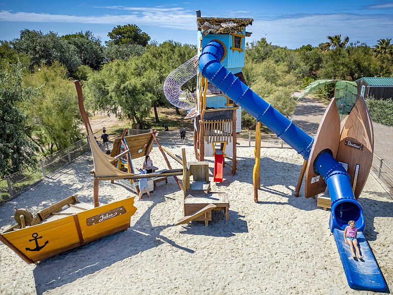 Carabouille Spielplatz - Kinderspielplatz, Rutschen, Bootsstrukturen, Camping CAPFUN Grande Cosse, Saint Pierre la Mer.