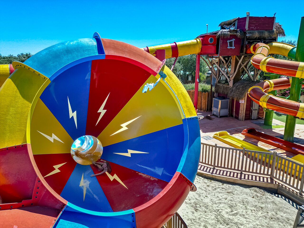 Riesige bunte Wasserrutsche mit Trichter auf dem Campingplatz CAPFUN Grande Cosse in Saint Pierre la Mer (11).