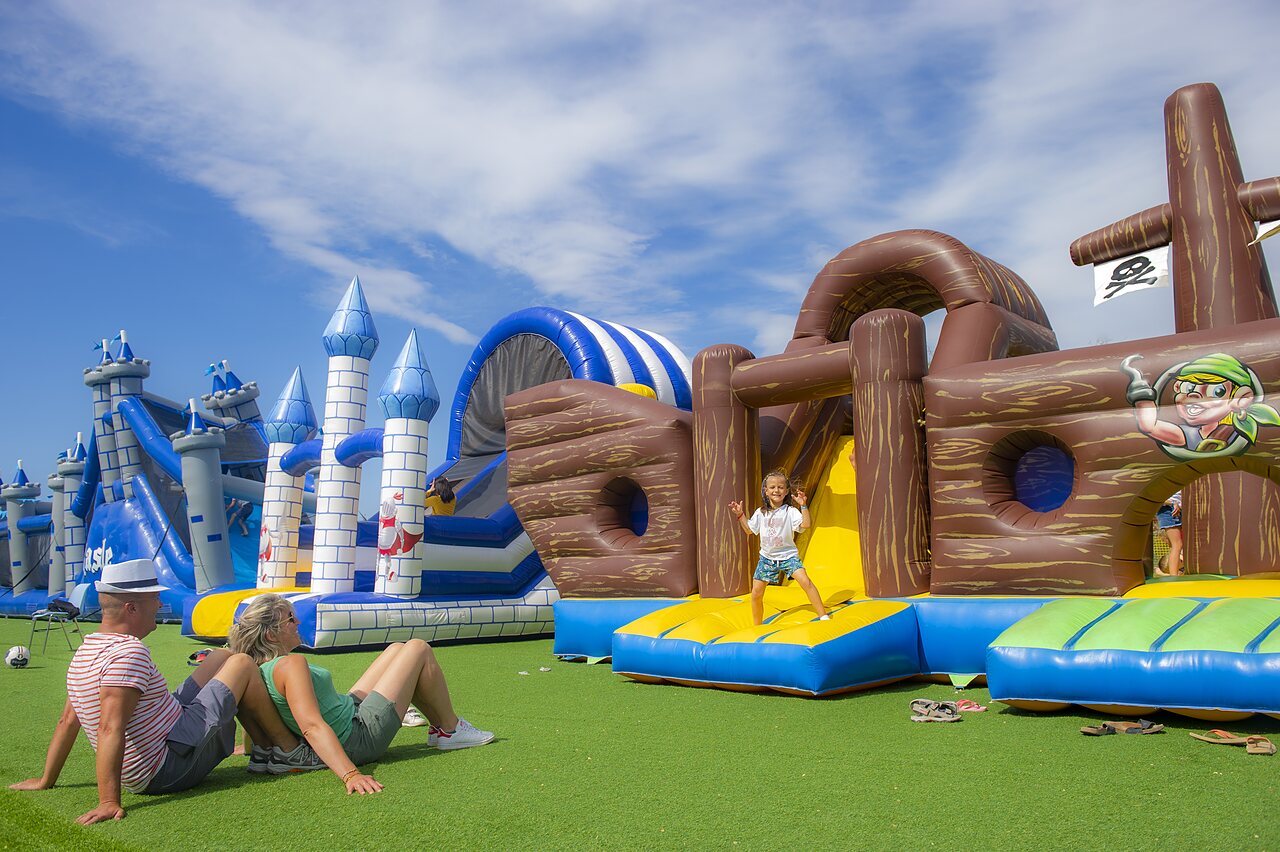 Riesige H�pfburgen, Schloss und Piratenschiff, auf dem Campingplatz CAPFUN Grande Cosse in Saint Pierre la Mer.