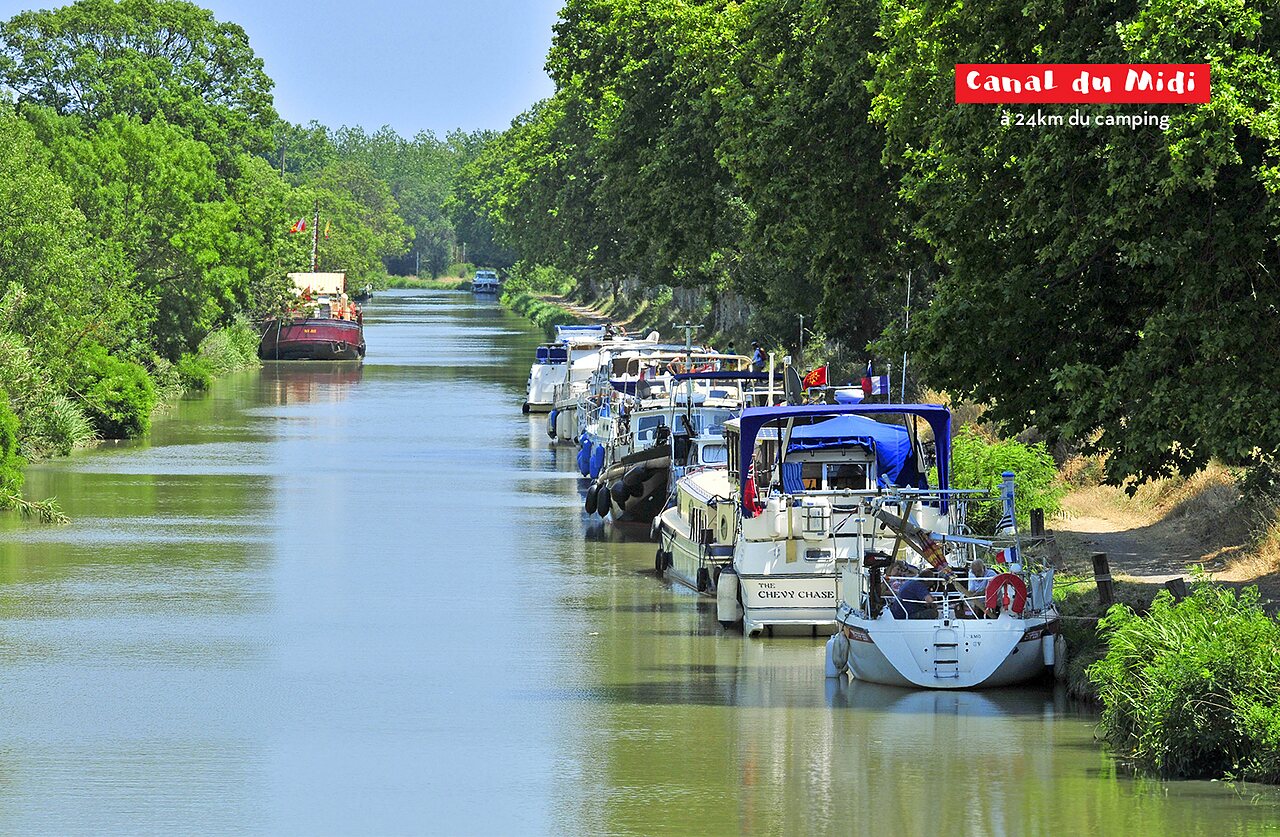 Canal du Midi mit festgemachten Booten, Ausflugsziel nahe Saint Pierre la Mer.