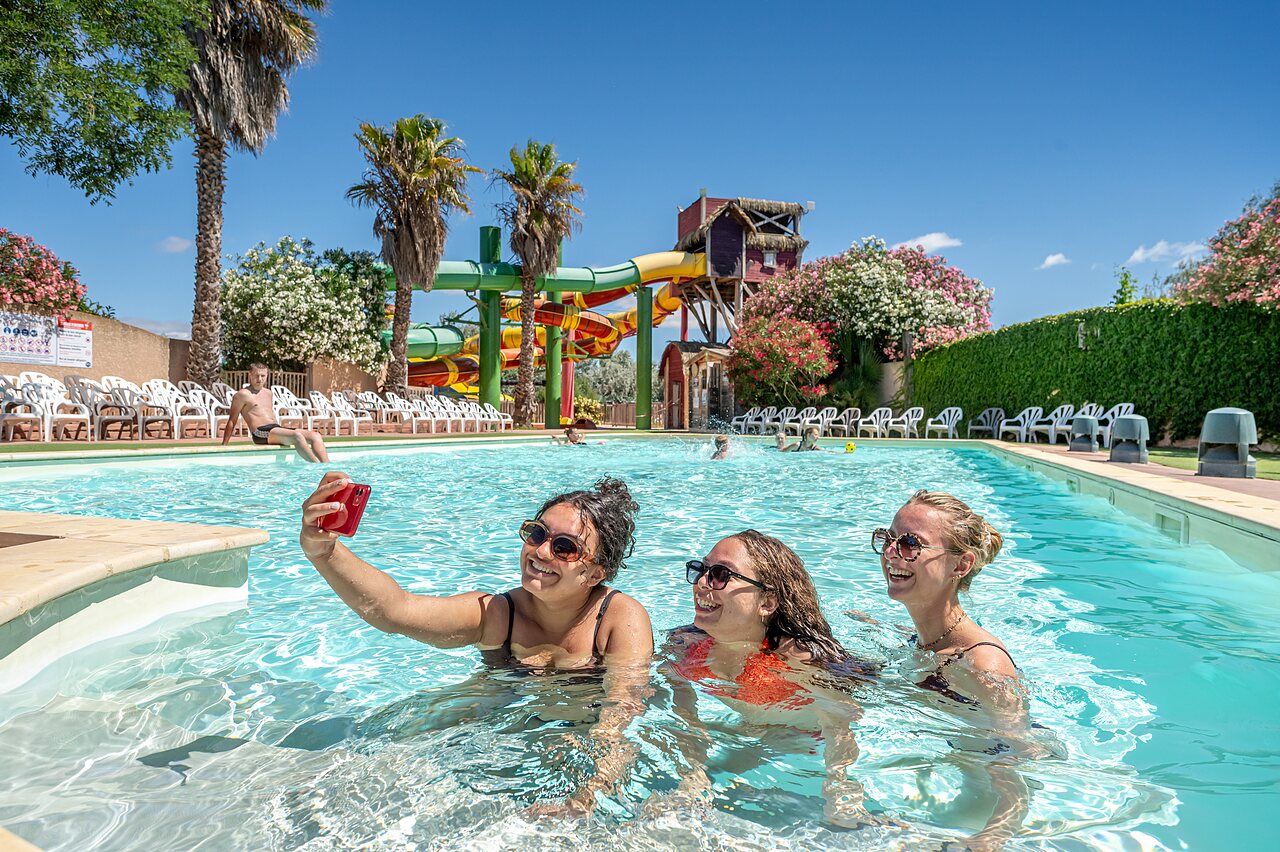 Pool, Rutschen und fr�hliche junge Frauen auf dem Campingplatz CAPFUN Grande Cosse in Saint Pierre la Mer (11).