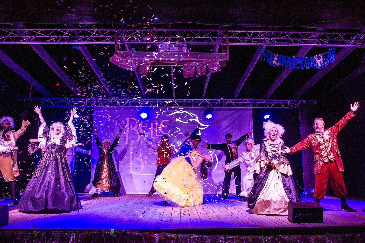 Kost�mierte Animationsshow, Konfetti, Campingplatz CAPFUN Grande Cosse Saint Pierre la Mer.