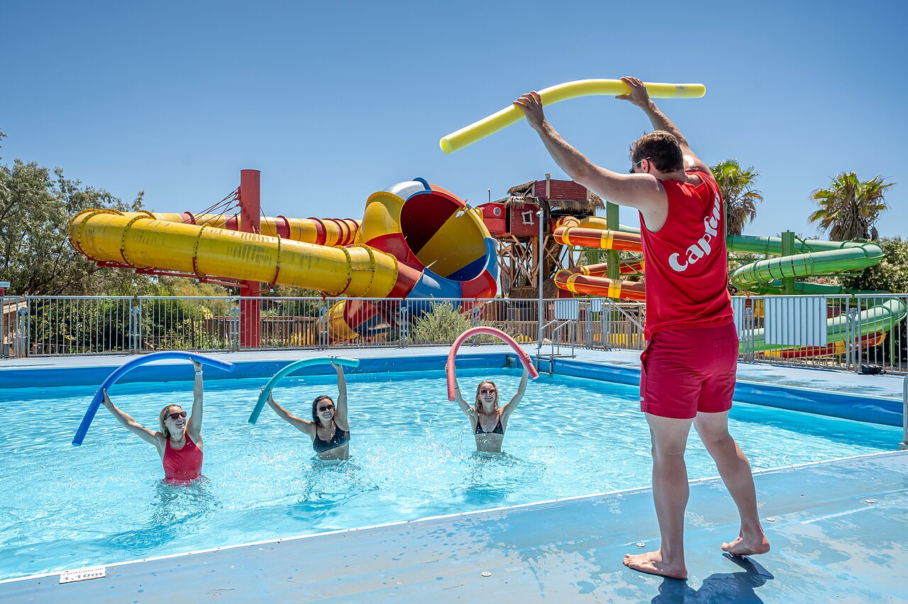 Wassergymnastik, Rutschen auf dem Campingplatz CAPFUN Grande Cosse in Saint Pierre la Mer (11).