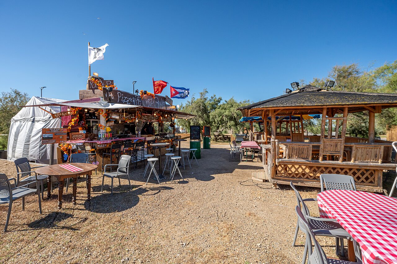 Au�enpizzeria und Essbereich unter Pavillon auf Camping CAPFUN Grande Cosse in Saint Pierre la Mer.
