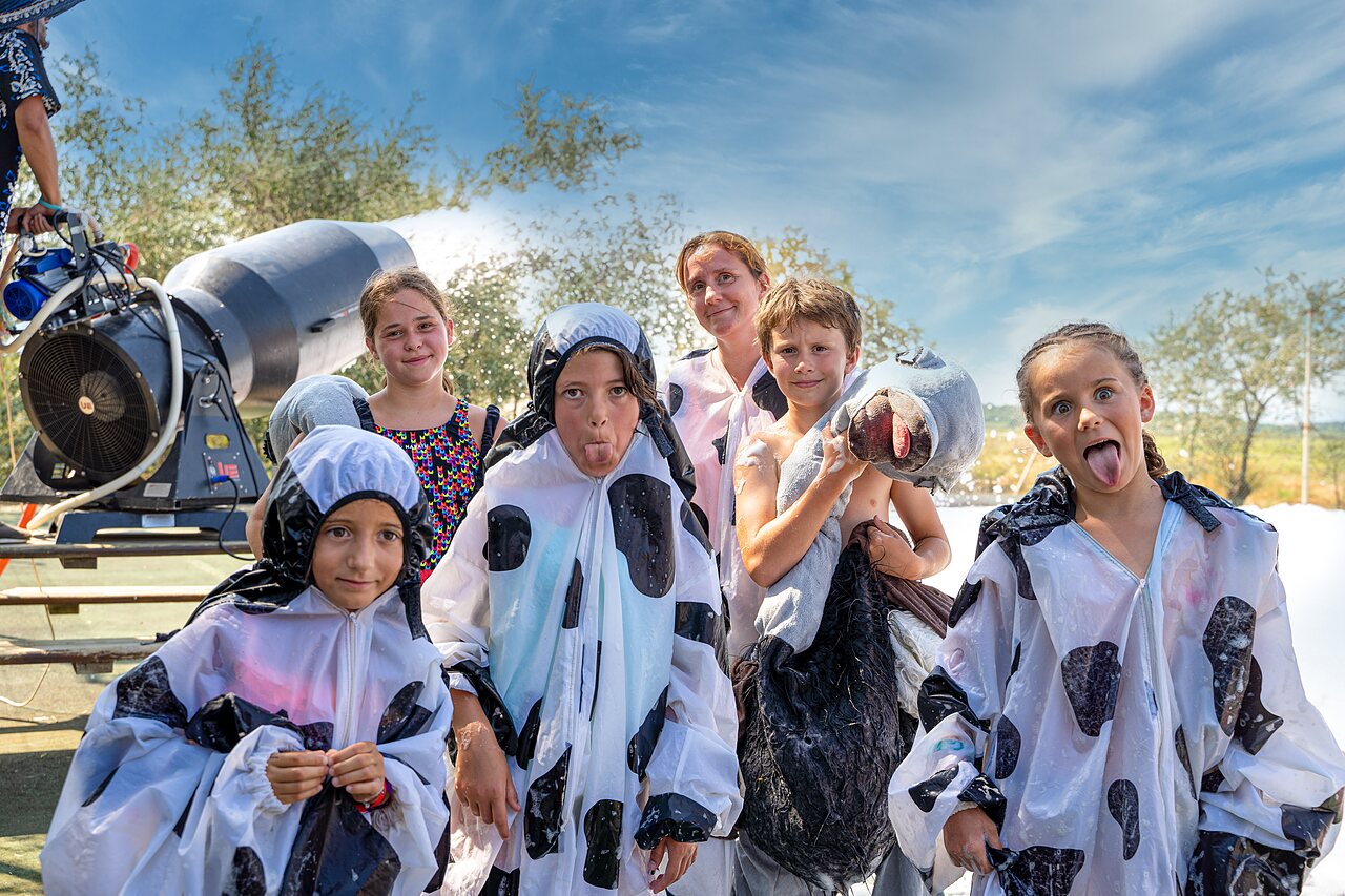 Schaumparty, als K�he verkleidete Kinder, Camping CAPFUN Grande Cosse.