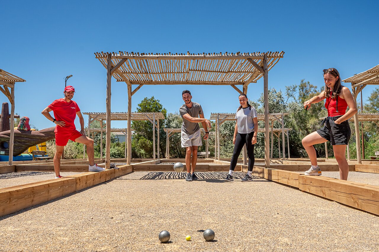 Schattiges Boule-Spiel auf dem Campingplatz CAPFUN Grande Cosse in Saint Pierre la Mer (11).