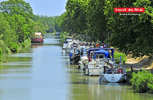 Boote auf dem Canal du Midi, historische Wasserstraße in Okzitanien, Frankreich.