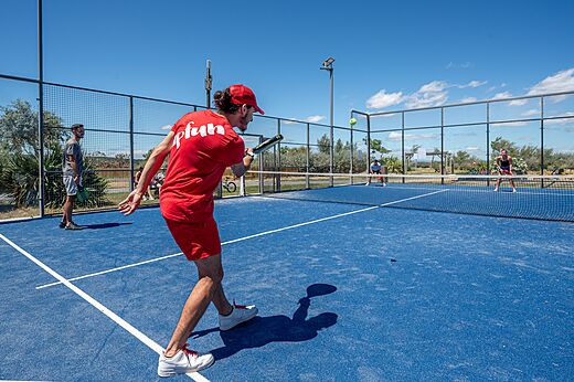 Padel, Spieler auf dem Campingplatz CAPFUN Grande Cosse in Saint Pierre la Mer (11).