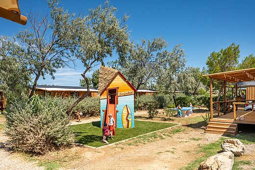 Spielhaus mit Rutsche auf dem Campingplatz CAPFUN Grande Cosse in Saint Pierre la Mer.
