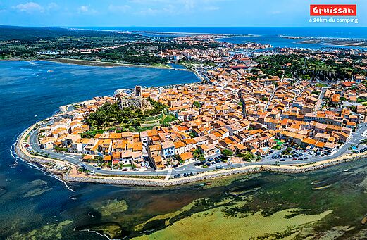 Luftaufnahme der charmanten Küstenstadt Gruissan, nahe Narbonne.