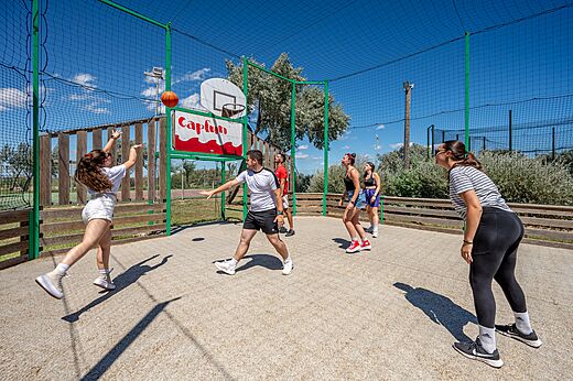 Terrain de basketball ext�rieur au camping CAPFUN Grande Cosse � Saint Pierre la Mer.