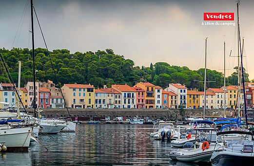 Hafen von Vendres mit bunten H�usern und Booten, in der N�he des Campings.