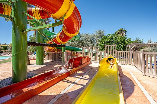Bunte Wasserrutschen und Kinder, die Spaß haben auf dem Campingplatz CAPFUN Grande Cosse in Saint Pierre la Mer (11).