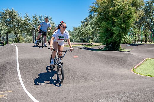 Pumptrack-Strecke mit zwei Radfahrern auf dem Campingplatz CAPFUN Grande Cosse in Saint Pierre la Mer (11).