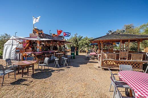 Au�enpizzeria und Essbereich mit Tischen auf dem Campingplatz CAPFUN Grande Cosse in Saint Pierre la Mer (11).