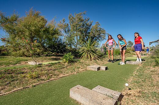 Minigolf im Freien auf Camping CAPFUN Grande Cosse, Saint Pierre la Mer.