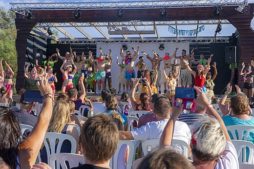 Animationsshow auf der Bühne mit Künstlern und Publikum auf dem Campingplatz CAPFUN Grande Cosse in Saint Pierre la Mer (11).