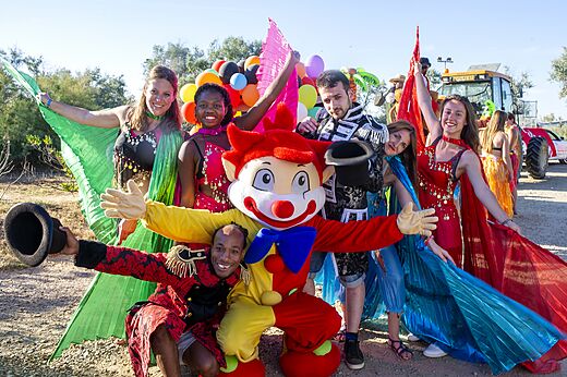 Maskottchen und verkleidete Animateure auf dem Campingplatz CAPFUN Grande Cosse in Saint Pierre la Mer (11).