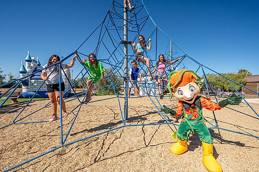 Seilkletterger�st, Kinder und Maskottchen auf dem Campingplatz CAPFUN Grande Cosse in Saint Pierre la Mer (11).
