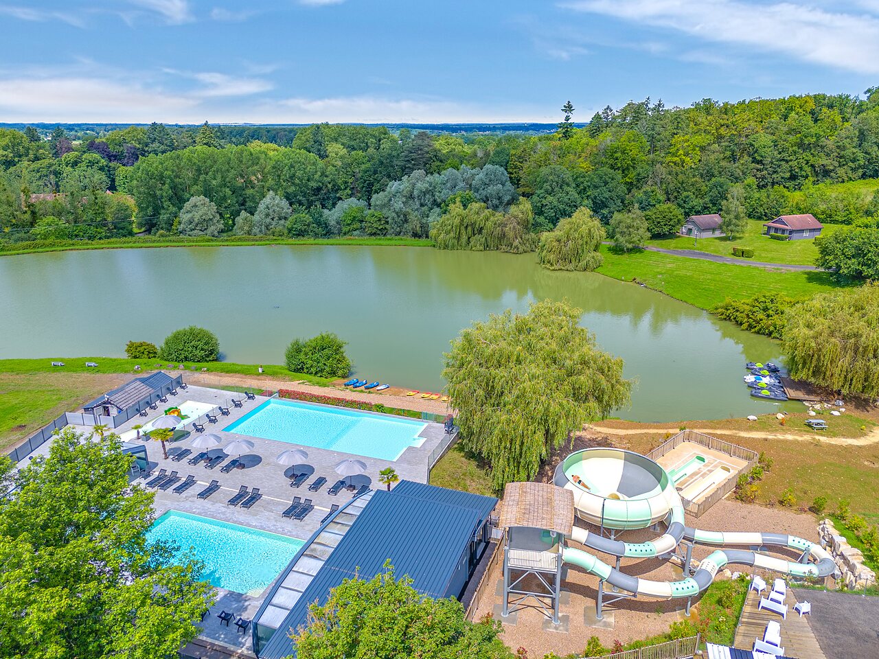 Piscinas, tobog�n acu�tico y lago en el camping CAPFUN Grand Cerf en Gimouille (58).