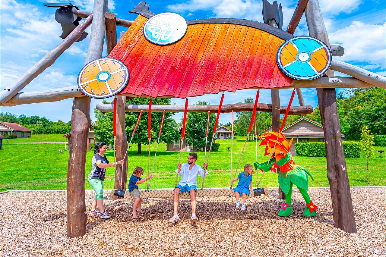 Gran columpio tem�tico, familia y mascota en el camping CAPFUN Grand Cerf en Gimouille (58).