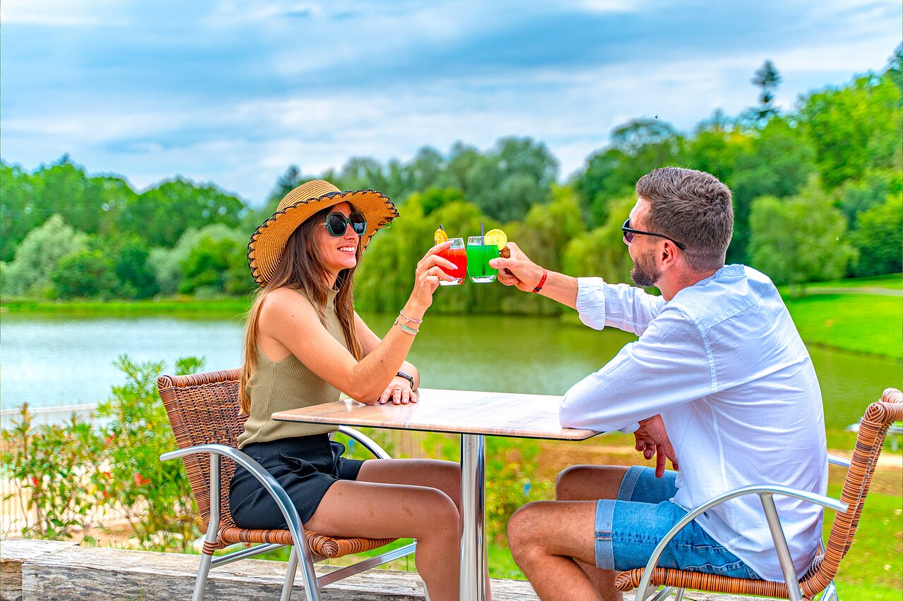 Bar, c�cteles, lago en el camping CAPFUN Grand Cerf en Gimouille (58).